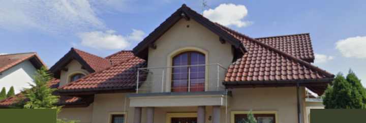 Budynek mieszkalny z dachem ceramicznym i balkonem