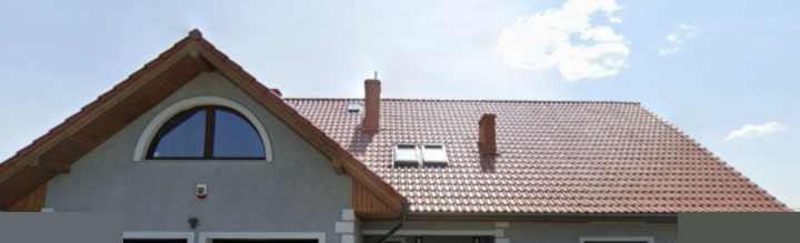 Pokrycie dachówkowe na budynku z lukarnami