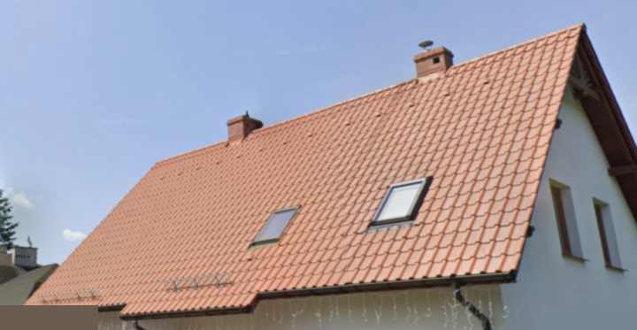 Stromy dach z dachówki ceramicznej, kominy i okna dachowe