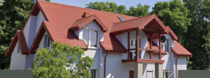 Dom z dachem pokrytym dachówką — widok od ulicy