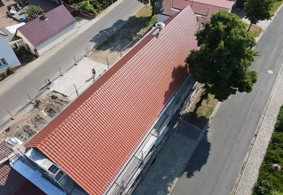 Nowe pokrycie dachówki ceramicznej na budynku mieszkalnym — widok z góry