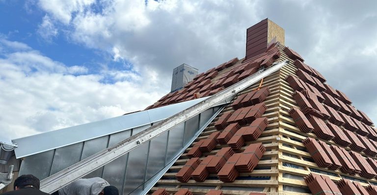 Dach wielospadowy — widok na kalenicę i połacie